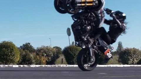 Sadis, Cewek Ini Atraksi Taklukan Yamaha Niken