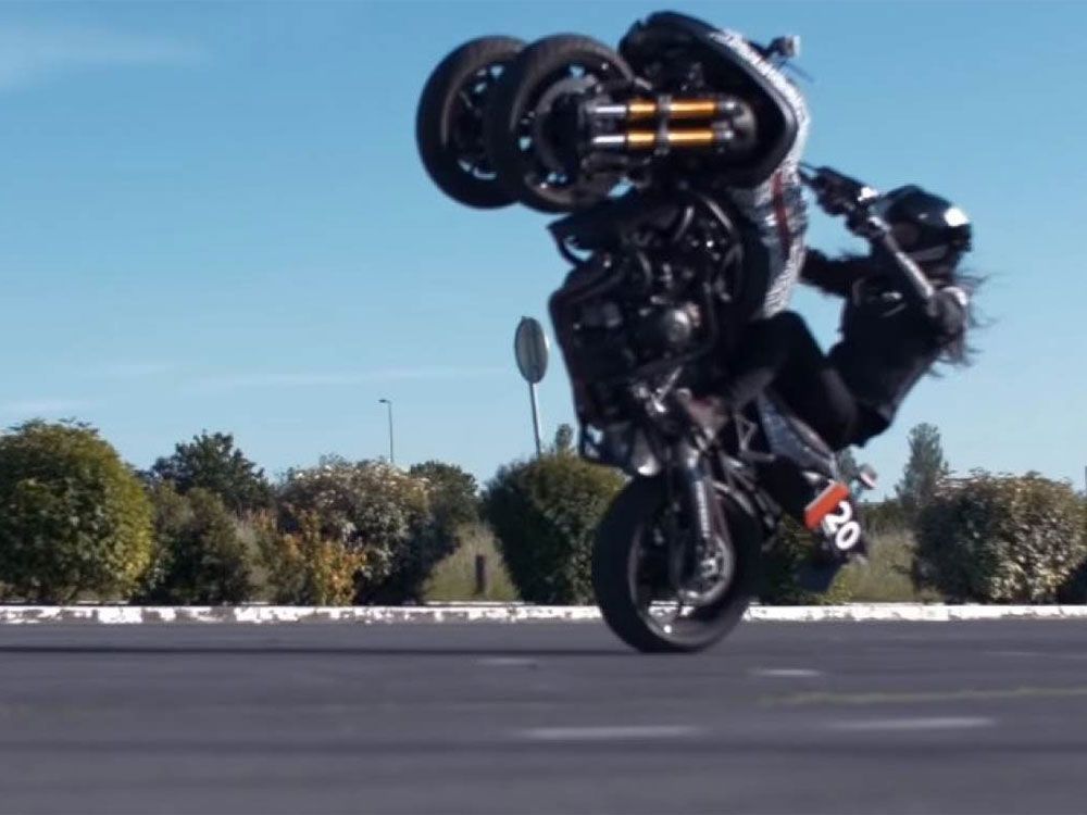 Sadis, Cewek Ini Atraksi Taklukan Yamaha Niken