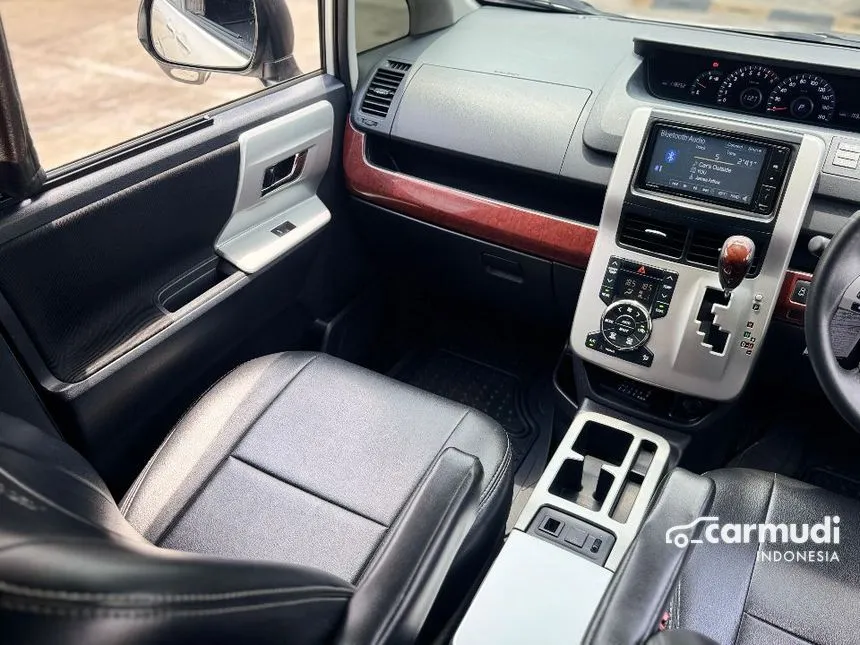 2015 Toyota NAV1 V Limited MPV