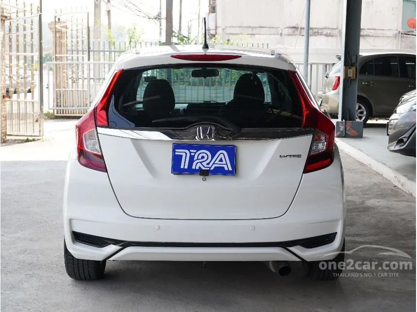 2017 Honda JAZZ V Hatchback