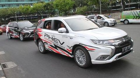 Mitsubishi Outlander PHEV Kembali Tebar Pesona, Kali ini di Jakarta Langit Biru