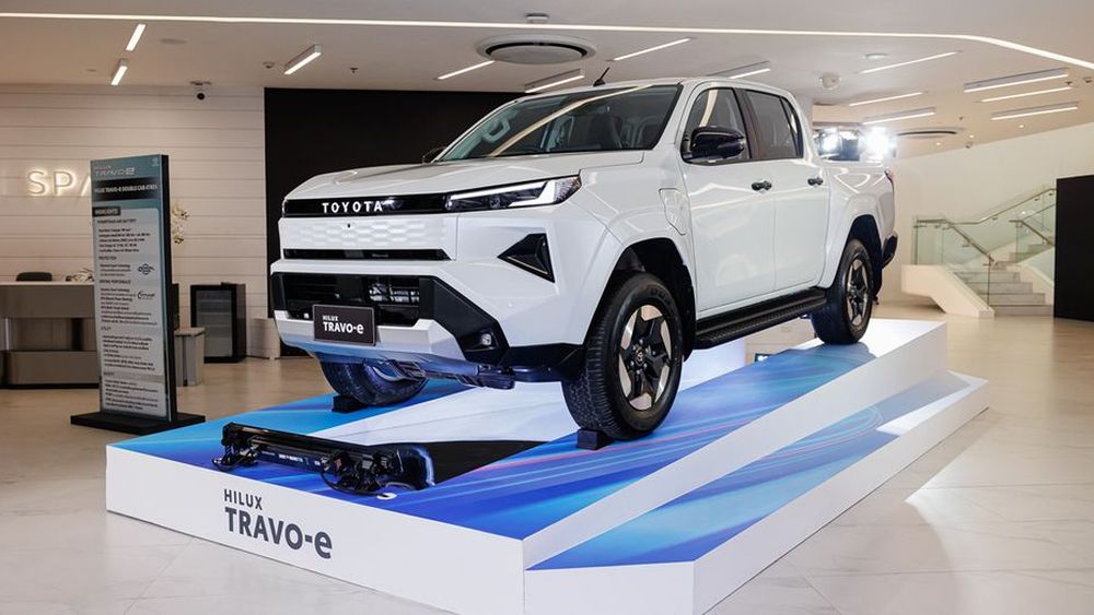 TOYOTA HILUX TRAVO-e กระบะไฟฟ้า วิ่งได้ไกล 315 กม.