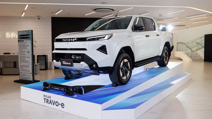 TOYOTA HILUX TRAVO-e กระบะไฟฟ้า วิ่งได้ไกล 315 กม.