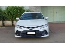2023 Toyota Camry 2.5 Hybrid Sedan putih audio jbl sunroof