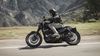 Harley-Davidson Roadster Dark Custom Menyatukan Pengendara dengan Jalan