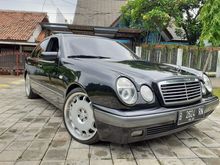 Mercedes benz new eyes E230 matic hitam thn 1998