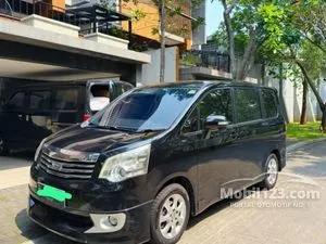 2013 Toyota NAV1 2.0 V Luxury MPV