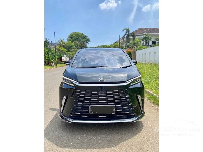 2023 Lexus LM 350h 7 Seater MPV