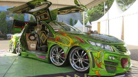 Modifikasi Honda Brio 8-Roda Juara di BlackAuto Battle Surabaya 2017