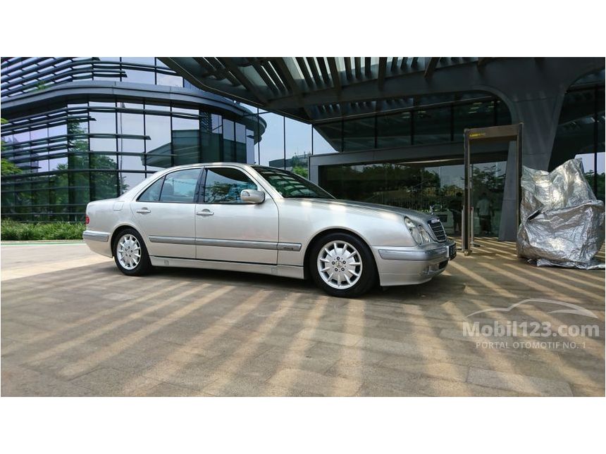 2002 Mercedes-Benz E260 Elegance Sedan