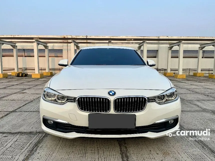 2018 BMW 320i Luxury Sedan