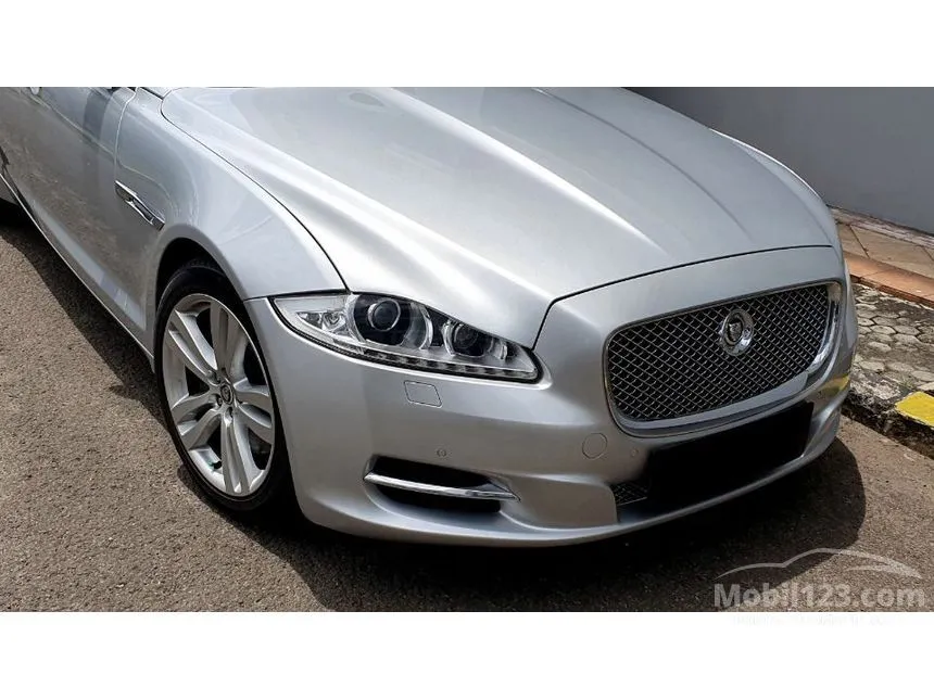 2013 Jaguar XF Premium Luxury Sedan