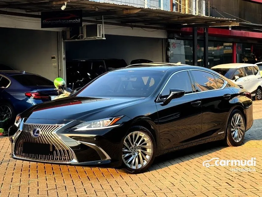 2021 Lexus ES300h Ultra Luxury Sedan