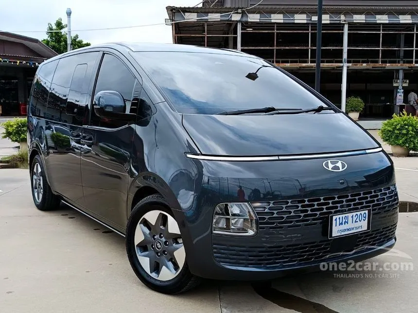 2022 Hyundai Staria SEL Van
