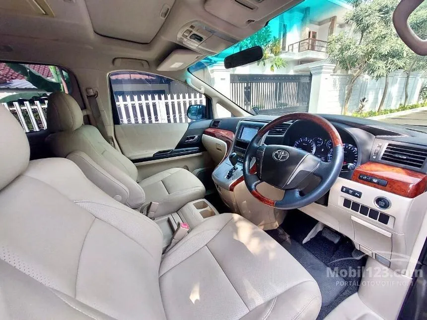 Mewah dan Berwibawa: Mengupas Keistimewaan Toyota Alphard Abu-Abu