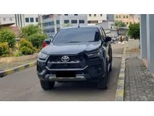 2025 Toyota Hilux 2.4 V Double Cab 4X4 Pickup hitam km 18 ribuan