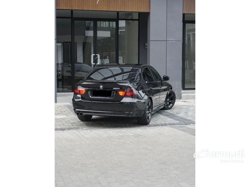 2012 BMW 320i Luxury Sedan