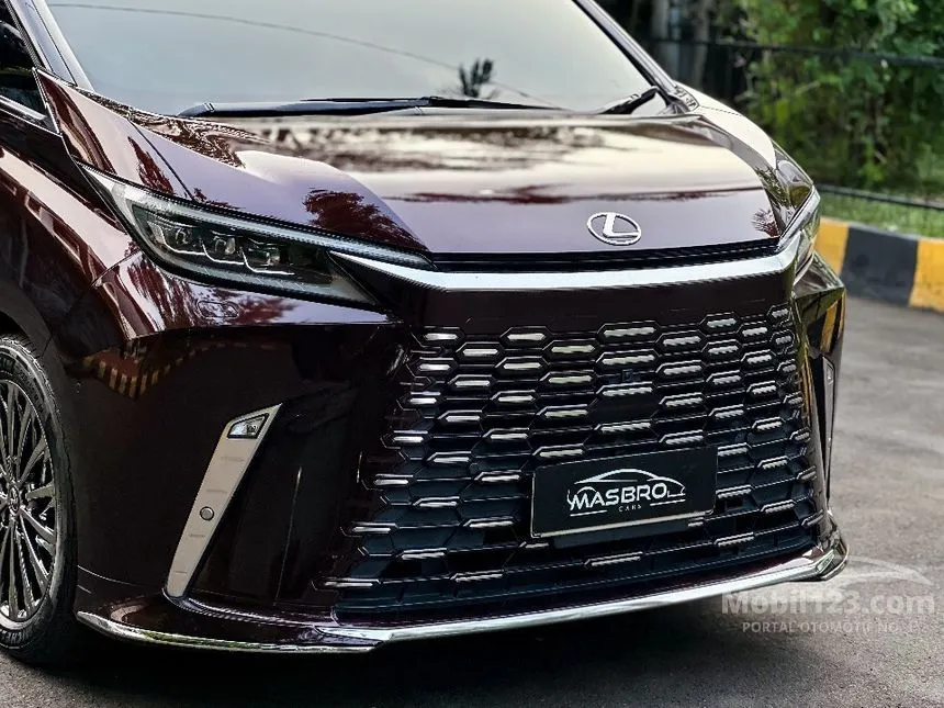 2025 Lexus LM 350h 7 Seater MPV