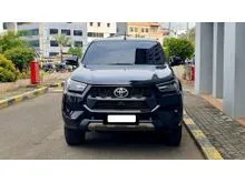 2025 Toyota Hilux 2.4 V Double Cab 4X4 Pickup hitam km 18 ribuan
