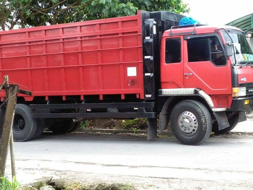 2009 Mitsubishi Fuso 7.5 Manual Trucks