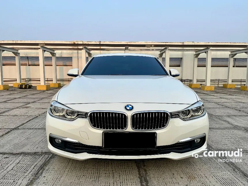 2018 BMW 320i Luxury Sedan