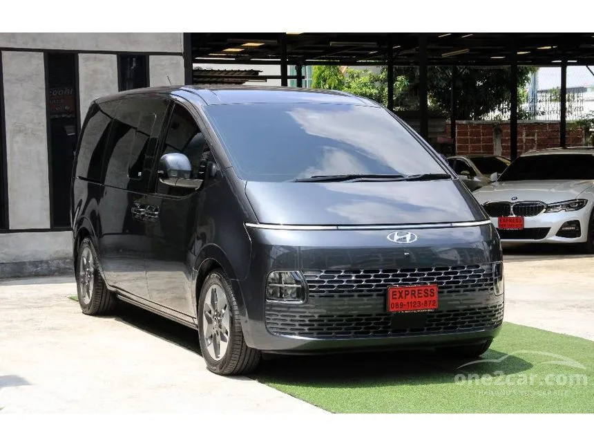 2022 Hyundai Staria SEL Van