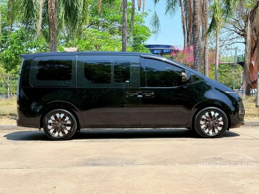 2022 Hyundai Staria Premium Van