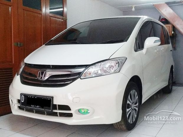 Honda Freed E Mobil Tahun 2015-2016 bekas dijual di 