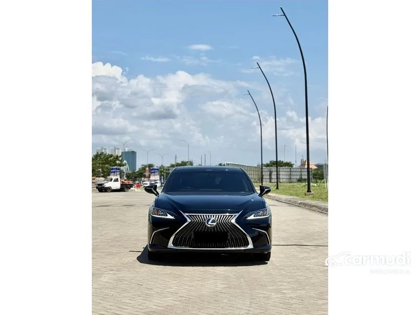 2021 Lexus ES 300h Ultra Luxury Sedan