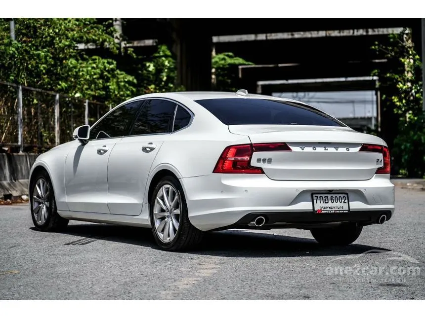 2018 Volvo S90 D4 Momentum Sedan
