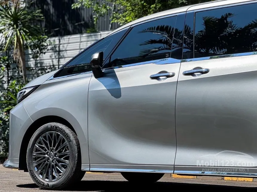 2024 Lexus LM 350h 7 Seater MPV