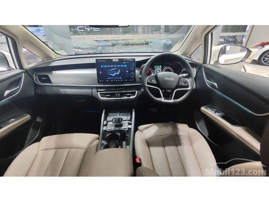 2025 BYD M6 Standard 7 Seater MPV