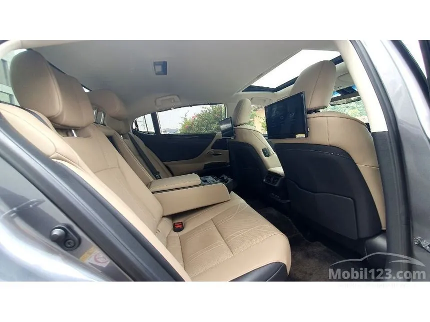 2019 Lexus ES300h Ultra Luxury Sedan