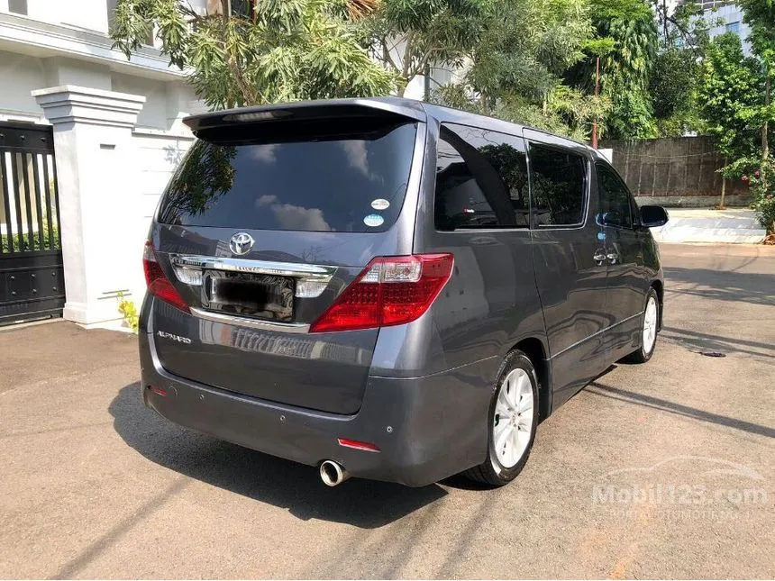 Mewah dan Berwibawa: Mengupas Keistimewaan Toyota Alphard Abu-Abu