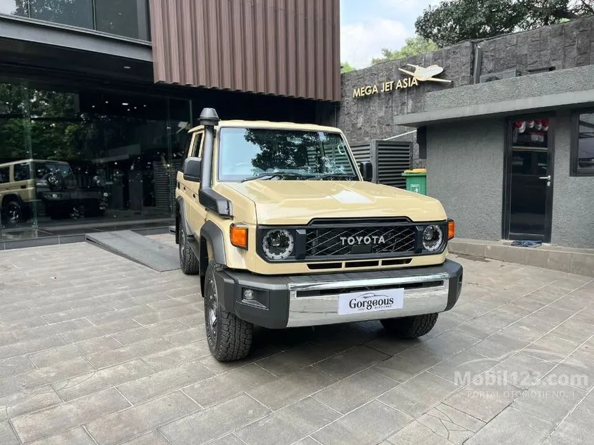 Jual Mobil Toyota Land Cruiser 2024 70 GXL 2.8 di Jawa Timur Automatic SUV Coklat Rp 2.250.000.000