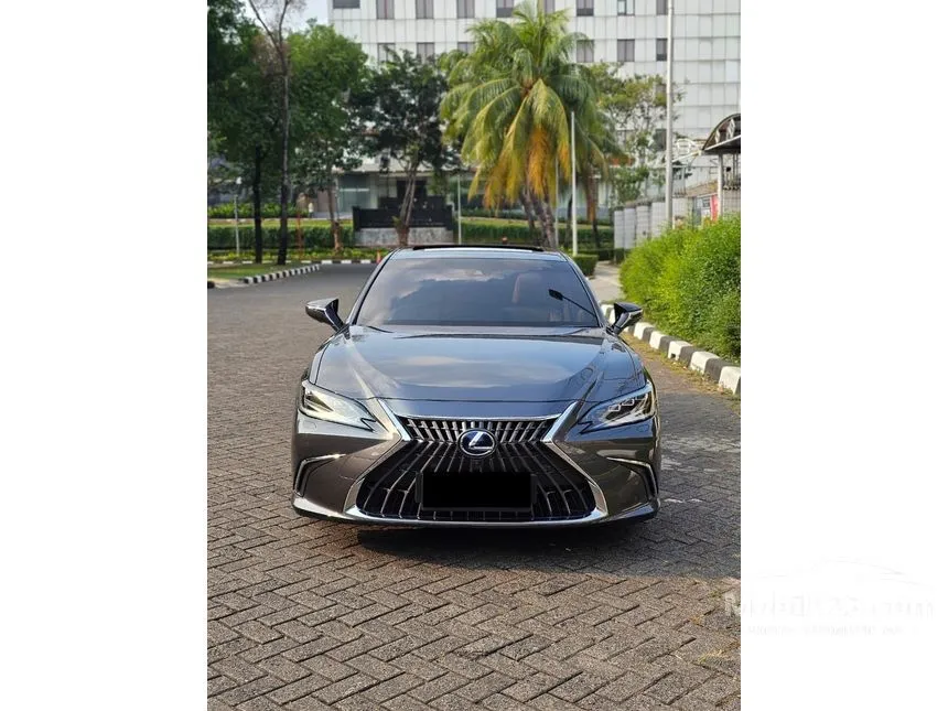 2022 Lexus ES 300h Ultra Luxury Sedan