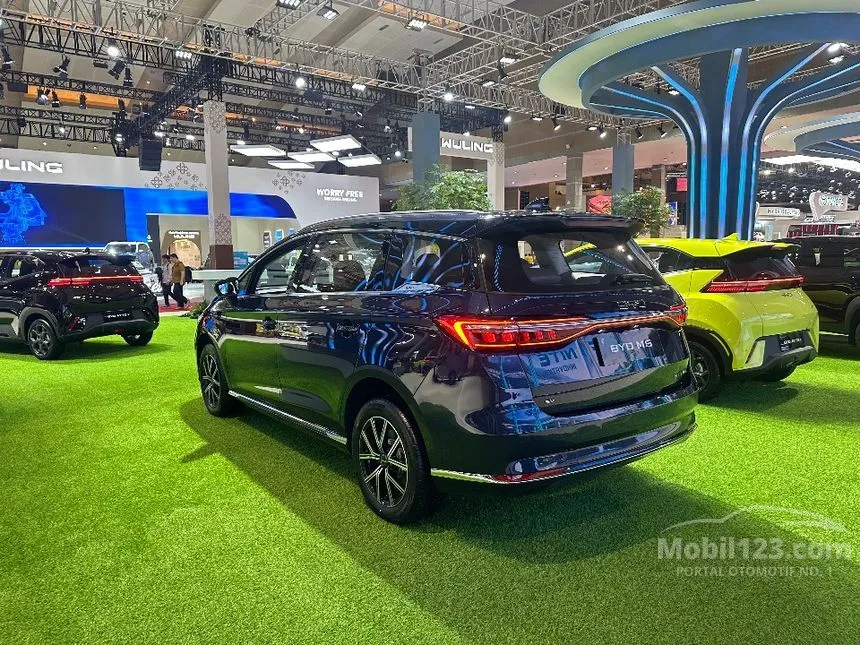 2025 BYD M6 Superior Captain 6 Seater MPV