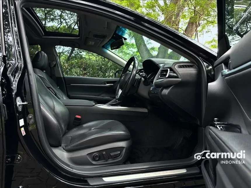 2019 Toyota Camry Hybrid Sedan