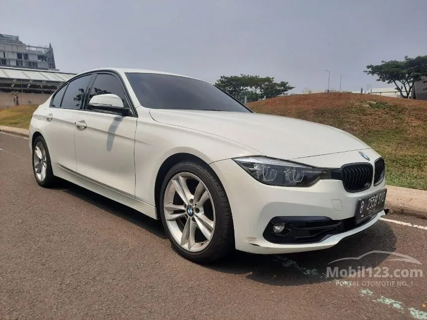 Jual Mobil BMW 320i 2019 Sport Shadow Edition 2.0 di Banten Automatic Sedan Putih Rp 400.000.000