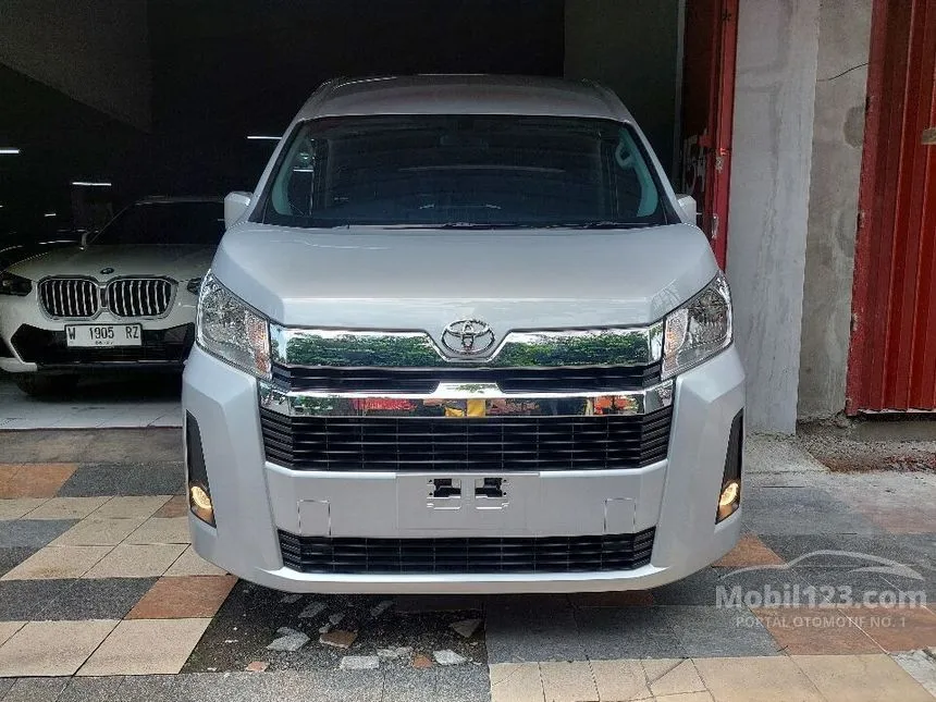 Jual Mobil Toyota Hiace 2023 Premio 2.8 di Jawa Timur Manual Van Wagon Silver Rp 720.000.000