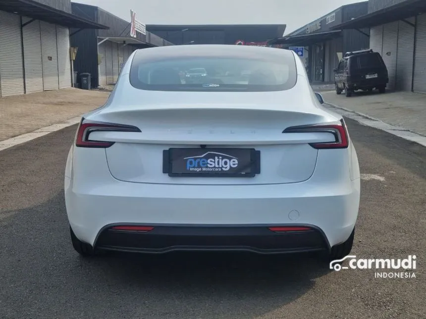 2025 Tesla Model 3 Standard Range Sedan