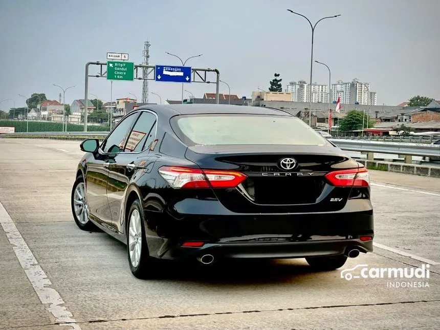 2021 Toyota Camry V Sedan