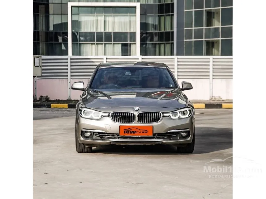 2018 BMW 320i Luxury Sedan